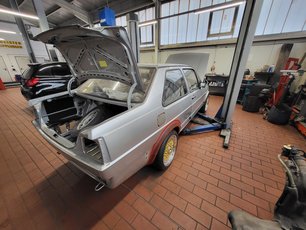 Hinteransicht bei offenem Kofferraum