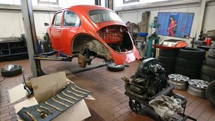 VW Käfer ohne Räder auf Hebebühne