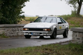 Vorderansicht des fahrenden Wagens, die Antenne ist ausgefahren