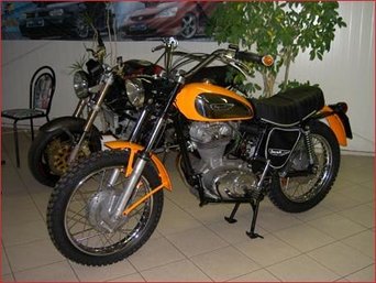 Ansicht von schräg vorn auf das unrestaurierte Motorad