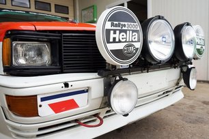 Vorderansicht mit Fokus auf Rallye 3000 Hella Logo 
