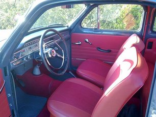 Innenansicht auf die roten Sitze und das Lenkrad