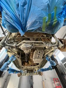 Untersnsicht des Fahrzeugs auf einer Hebebühne