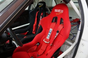 Innenansicht auf die roten und schwarzen Sitze