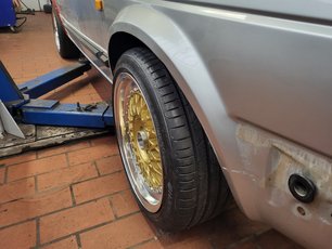 Seitenansicht mit Fokus auf Rad und Felgen