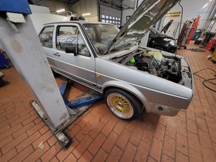 Ansicht mit Blick unter die Heckklappe