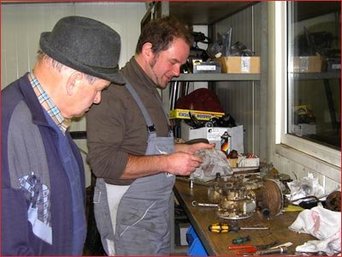 Wir stehen vor der Werkbank und säubern die Teile