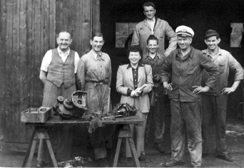 Schwarz-weiß Foto der früheren Mitarbeiter der damaligen Reparaturwerkstatt