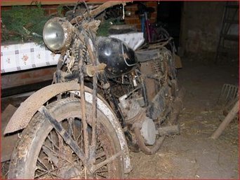 Vorderasnsicht auf das verdeckte Moped